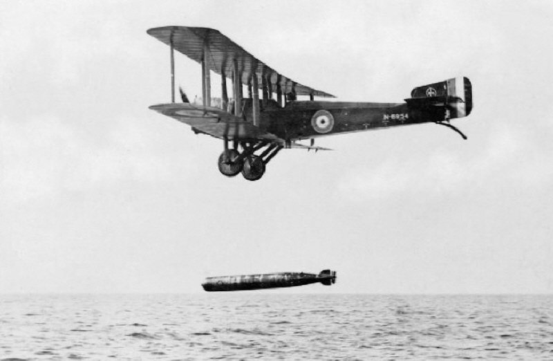 제1차 대전 당시 영국 해군이 운용한 숍위드 쿠쿠(Sopwith Cuckoo) 뇌격기. < 출처: Public Domain >