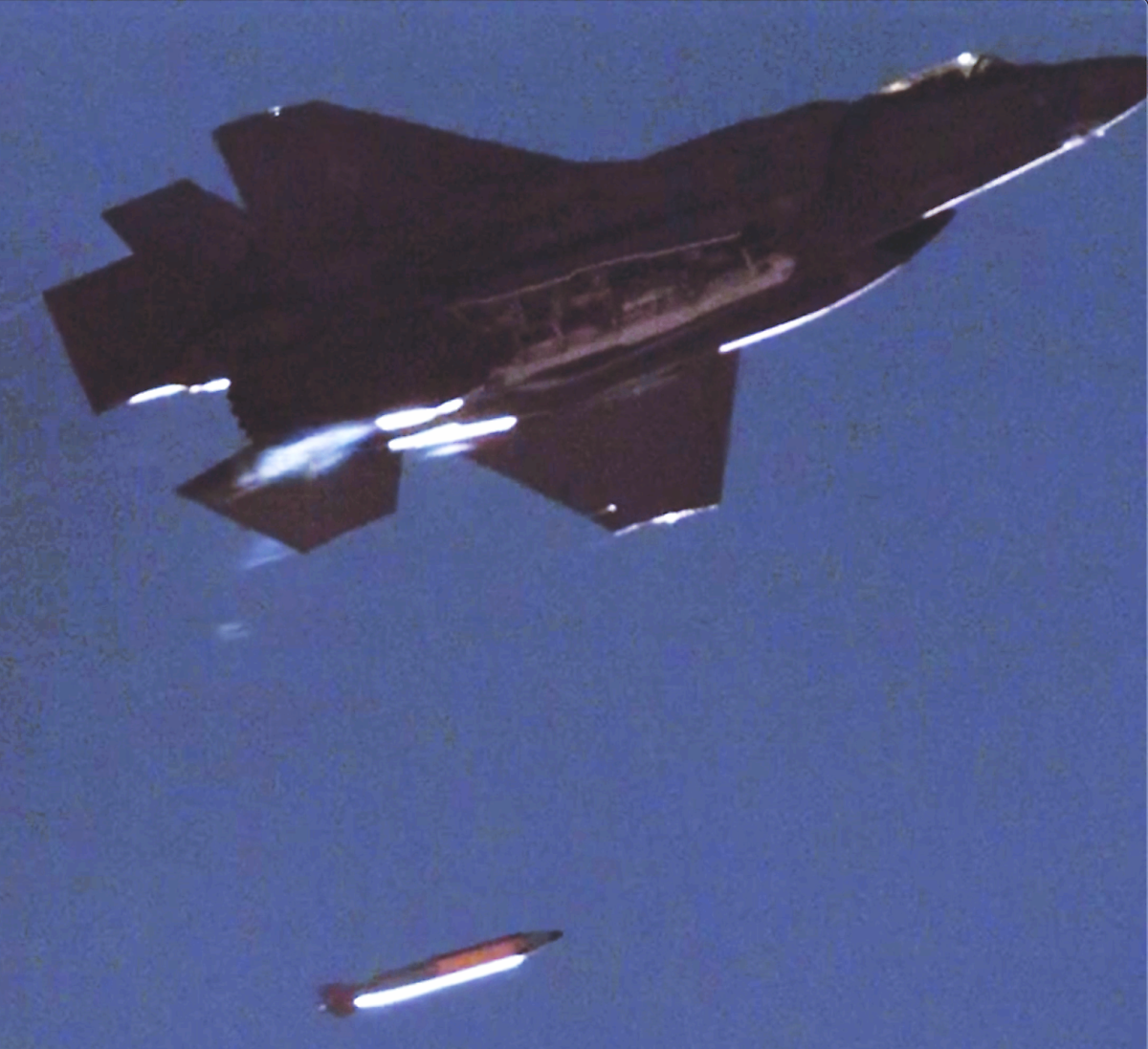 킬체인은 신속히 등장한 핵심표적을 찾아내어 제거하는 작전을 가리킨다. 사진은 미 공군 F-35A 스텔스 전투기의 B61 Mod 12 전술핵폭탄 투하장면이다. <출처: US Air Force>