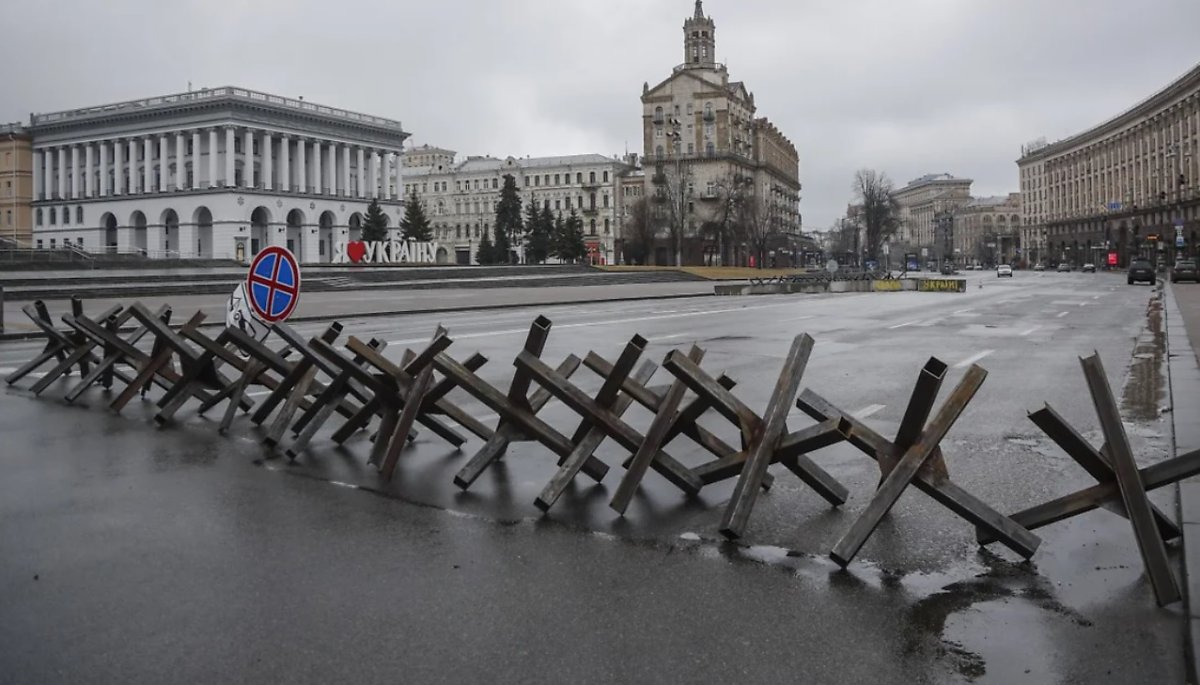 우크라이나 주요 도시로 진입하는 모든 길목에는 위의 그림처럼 장애물이 설치되어 있다. 이것들은 시민군들이 러시아군의 전차 진입을 차단하기 위해 만든 것이다. 이와 같은 시민군의 노력이 축적되어 우크라이나의 주요 도시는 점차 요새화되었다. <출처: https://www.scmp.com/news/world/europe/article/3169226/hedgehogs-vs-tanks-ukraine-capital-kyiv-braces-russian-onslaught>
