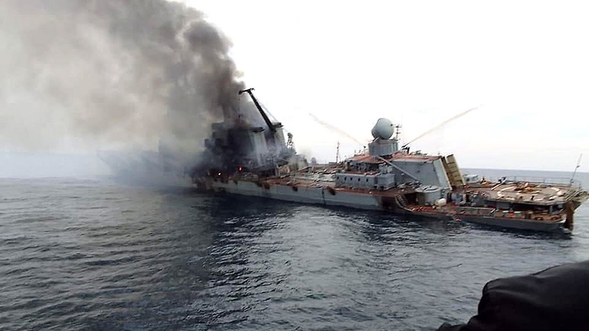 위 그림은 러시아 흑해함대의 기함 모스크바함이 4월 13일 우크라이나군의 넵튠(Naptune) 지대함 미사일에 의해 타격당한 모습이다. <출처: https://www.themoscowtimes.com/2022/04/18/photos-appear-to-show-moskva-missile-cruiser-burning-a77388>