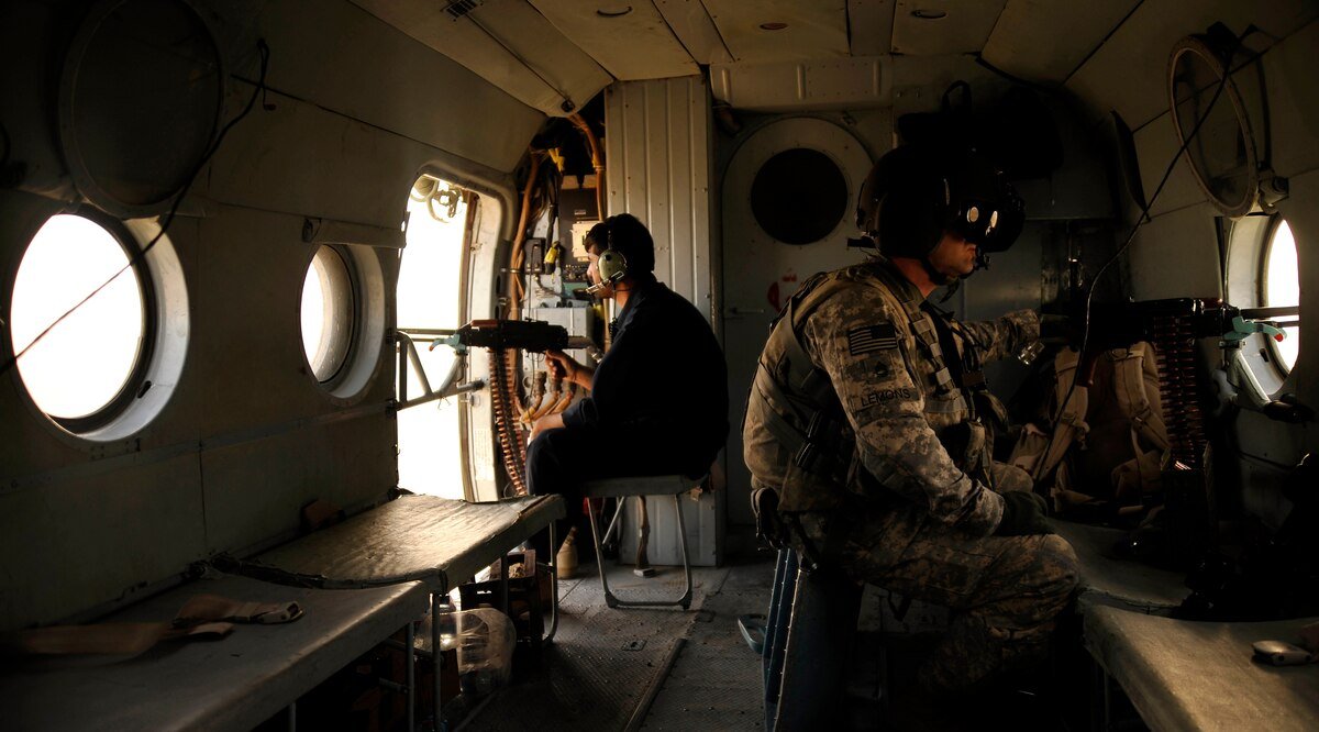 미 제438 공군 원정 훈련단 소속 인원이 아프가니스탄 헬기 승무원을 교육시키기 위해 Mi-35(Mi-24V의 수출 형상) 도어건을 잡고 앉아있는 모습. (출처: Staff Sgt. Angelita Lawrence, US Air Force)