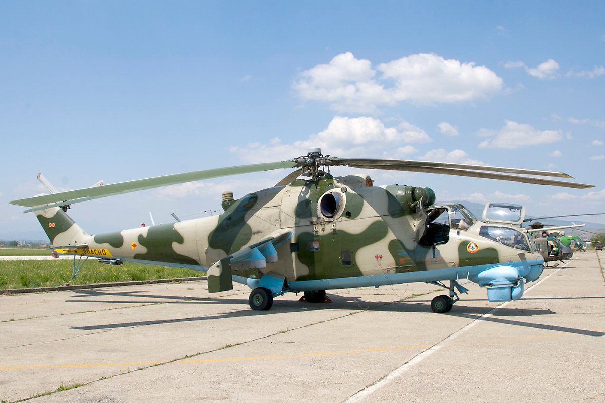 페트롤벡 항공기지에 주기 중인 마케도니아군의 Mi-24K 하인드-G <출처: Rob Schleiffert>