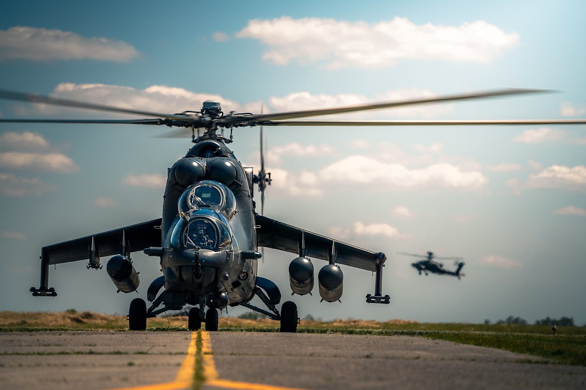세이버 가디언 21(Saber Guardian 21) 연습에 참가 중인 헝가리 육군 Mi-24 하인드 헬리콥터와 AH-64D 아파치 롱보우 헬리콥터(뒤)의 모습. (출처: MAJ Robert Fillingham, US Army)