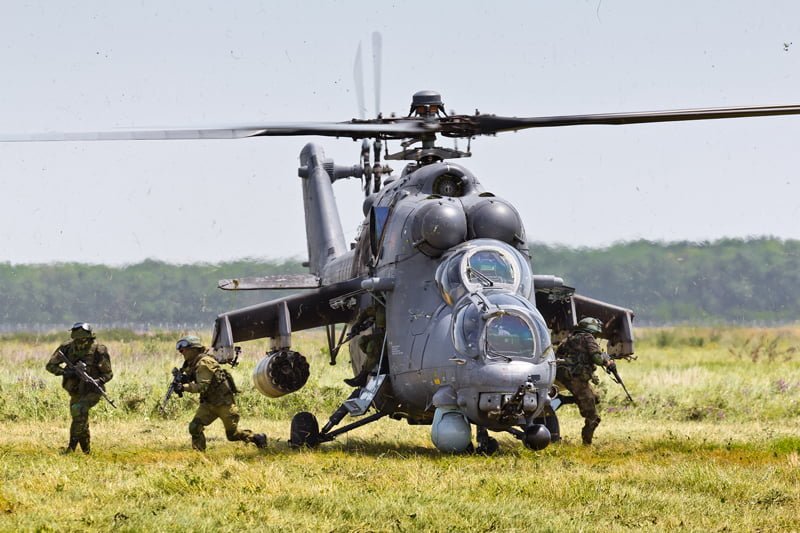 하인드처럼 화력과 병력 수송 능력을 겸비한 “강습 헬기”는 Mi-24가 세계에서 유일하다. 사진은 Mk-35M 하인드-E 형에서 공중강습대원들이 투입되는 모습이다. <출처: Public Domain>
