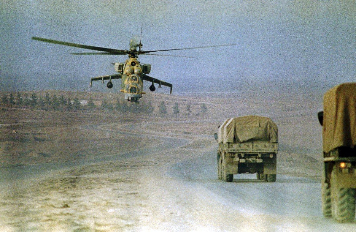 소련군의 아프가니스탄 전쟁 당시 차량행렬을 호위 중인 Mi-24 하인드 공격헬기의 모습 <출처: Public Domain>