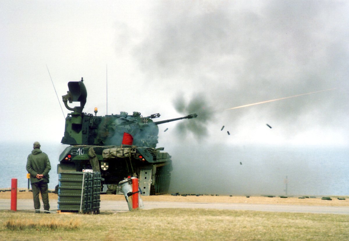 게파르트 방공전차의 사격 모습. 1987년 독일 호바흐트(Hohwacht)만 훈련장에서 촬영된 사진이다. (출처: Derwatz/Wikimedia Commons)