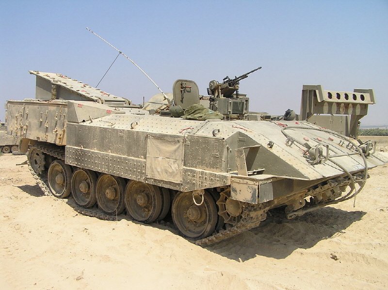노획한 T-55 자체를 기반으로 개발된 이스라엘의 아크자리트 병력수송장갑차. < (cc) gkirok at Wikimedia.org >