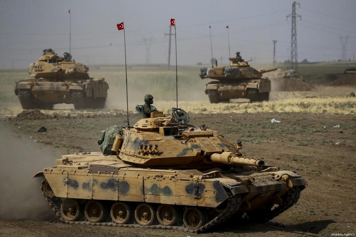 전장에서 기동 중인 터키 육군 M60T 전차. 전반적인 포탑 모습이 메르카바 전차와 유사하다. (출처: tank-encyclopedia.com)