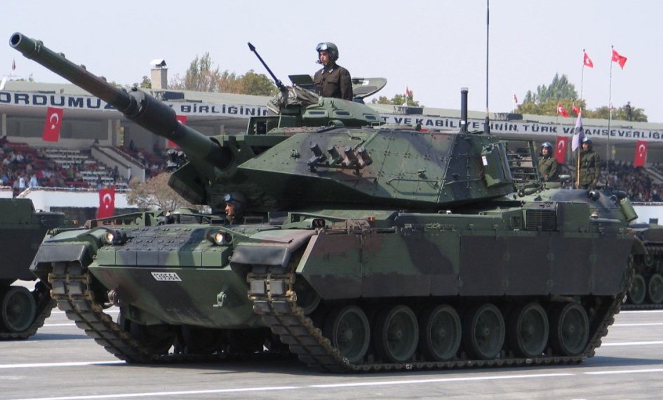 짙은 녹색으로 위장 도색을 한 터키 육군 M60T 전차. (출처: tank-encyclopedia.com)