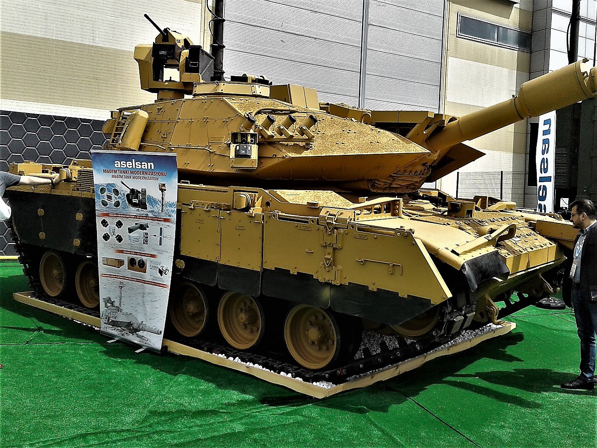 터키 아셀산(ASELSAN)사의 M60TM. 터키 현지 업체가 M60을 개조한 것으로 알려져 있으나, 설계 기반 자체는 사브라를 참고한 것으로 보인다. (CeeGee/Wikimedia Commons)
