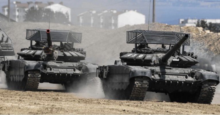 2021년부터 러시아 전차 포탑에 방호 장비(Slat Armor)가 장착된 모습이 관측되었다. 당시 군사전문가들은 러시아군이 드론, 포병, 대전차무기 등의 공격에 대비하기 위해 위와 같은 장비를 부착한 것으로 분석했다. 위 사진의 전차는 2021년 8월 크름반도에서 훈련 중인 러시아군 T-72B3M의 모습이다. <출처: https://mil.in.ua/en/news/russia-is-installing-metal-grids-on-its-t-72b1-in-crimea/>