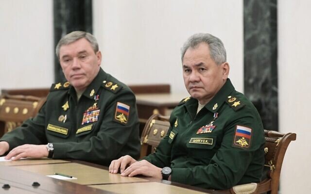 러시아의 군사혁신을 주도하고 있는 쇼이구(Sergei Shoigu) 국방장관(우측)과 게라시모프(Valery Gerasimov) 총참모장(좌측)의 모습 <출처: https://www.timesofisrael.com/russian-generals-risk-themselves-to-motivate-troops-after-sluggish-advance/>