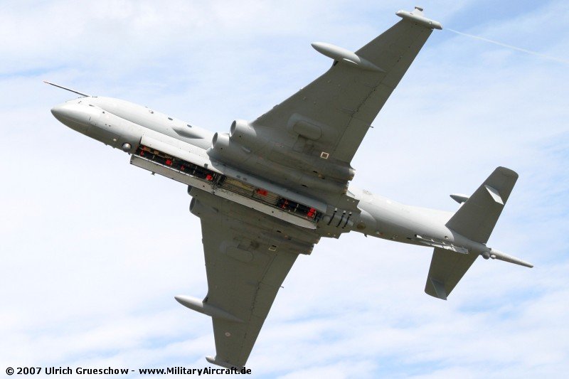 폭탄창을 열고 비행 중인 MRA4 <출처 : militaryaircraft.de>