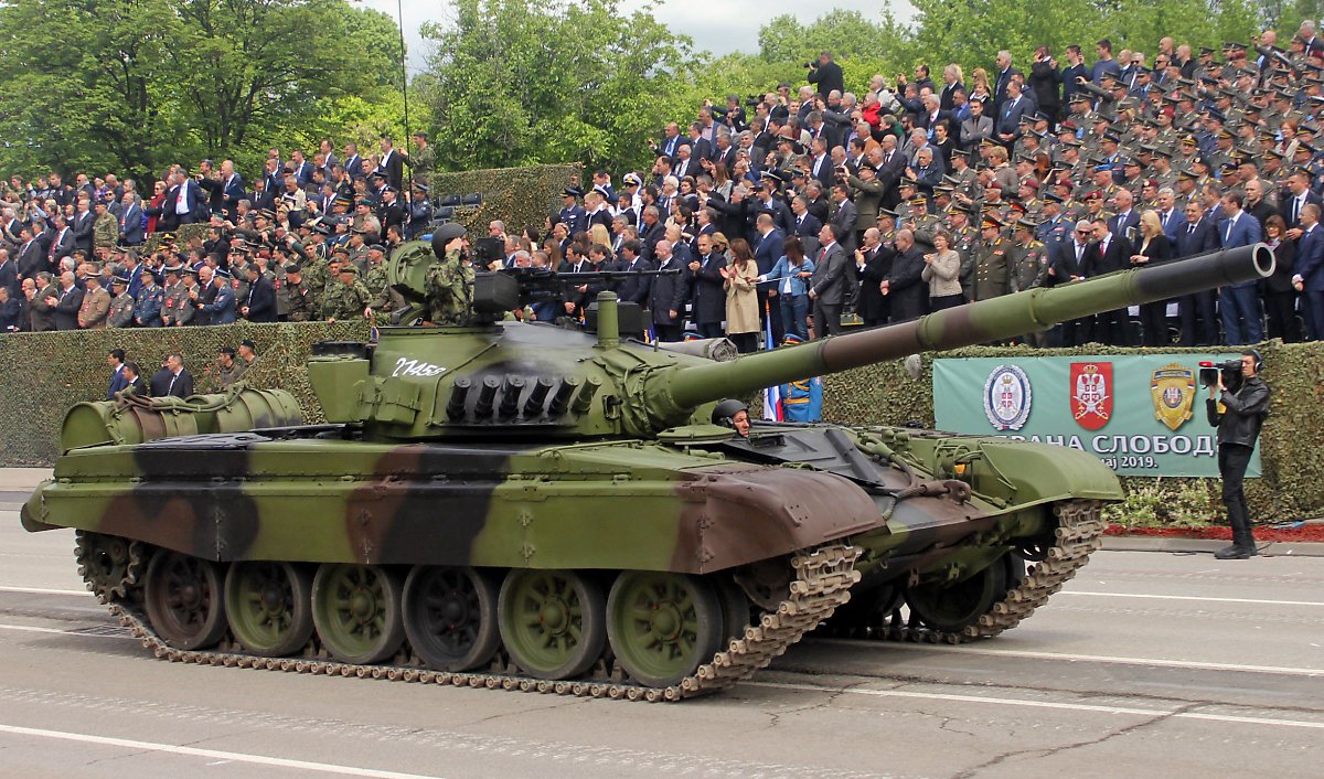 유고슬라비아 육군용 지휘차량인 M84AK 지휘용 전차의 모습. 주로 통신 능력과 지상항법장비에 특화되어 있다. (출처: Srđan Popović/Wikimedia Commons)