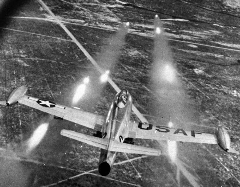 지상 목표에 로켓을 발사하는 F-84E. 저고도 비행 능력이 좋고 폭장량이 좋아 공격기로는 좋은 평가를 받았다. < Public Domain >
