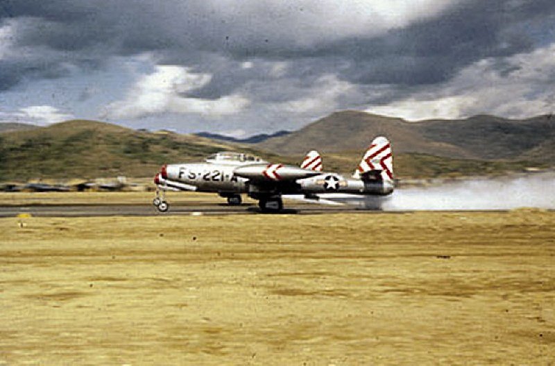 F-84는 이륙이 힘든 전투기로 악명이 높았다. 때문에 폭장을 줄이거나 로켓을 장착해 힘을 얻는 방법을 자주 사용했다. < Public Domain >