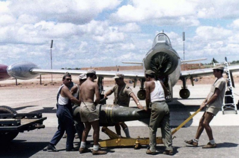 앙골라 독립 전쟁 당시 F-84에 폭탄을 장착 중인 포르투갈 식민지군. < (cc) Soares da Silva at Wikimedia.org >