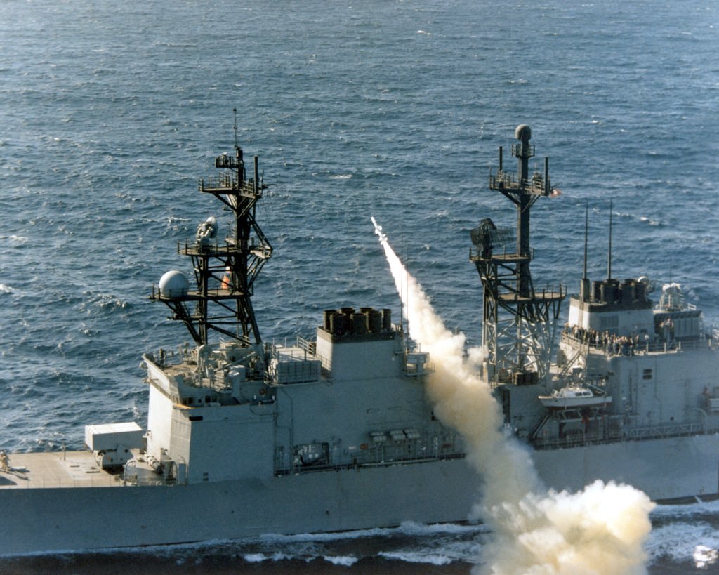 하푼 함대함 미사일을 발사하는 스프루언스급 구축함 <출처 : 미 해군>