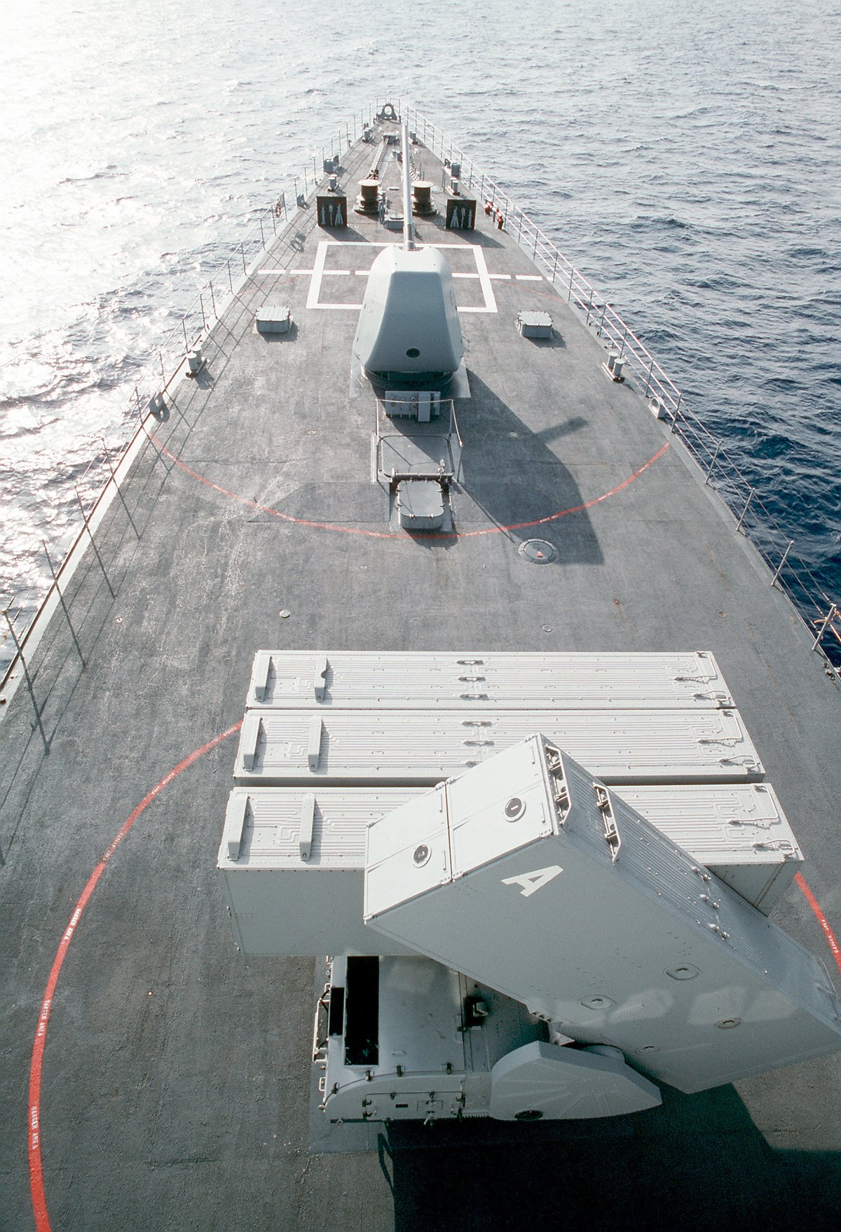 8연장 발사기에 수납되어 있는 ASROC 대잠로켓은 적 잠수함을 공격하는 주요 무장이다. <출처 : 미 해군>