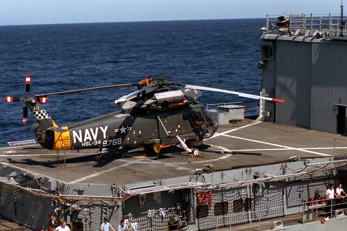 SH-2F 대잠헬기는 대잠 작전에 빼놓을 수 없는 중요한 장비이다. <출처 : 미 해군>