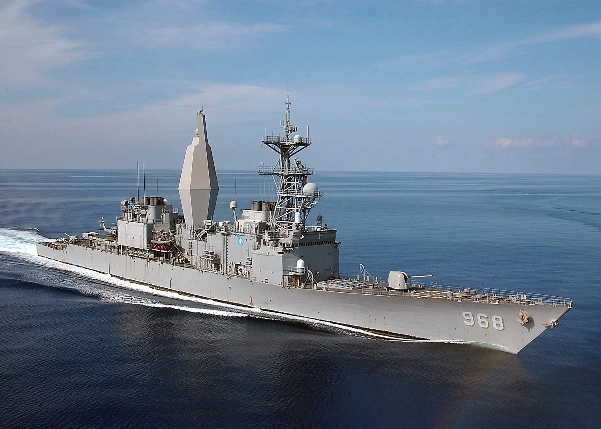 테스트를 목적으로 스마트 마스트(AEM/S)를 설치한 아더 W. 래드포드함(DD-968) <출처 : 미 해군>