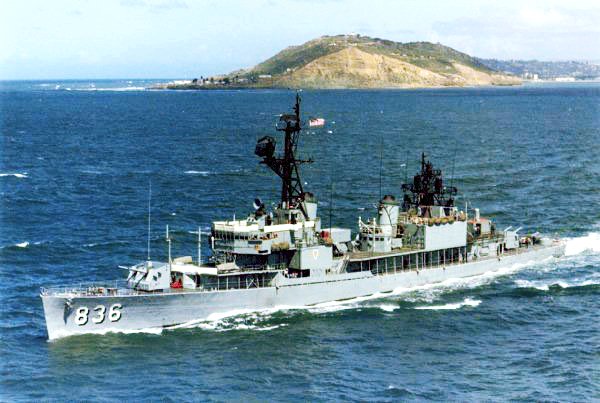 미 해군은 2차대전 중에 건조한 알렌 M. 섬너급, 기어링급 구축함을 개량하여 대잠 작전에 투입하였다. <출처 : 미 해군>