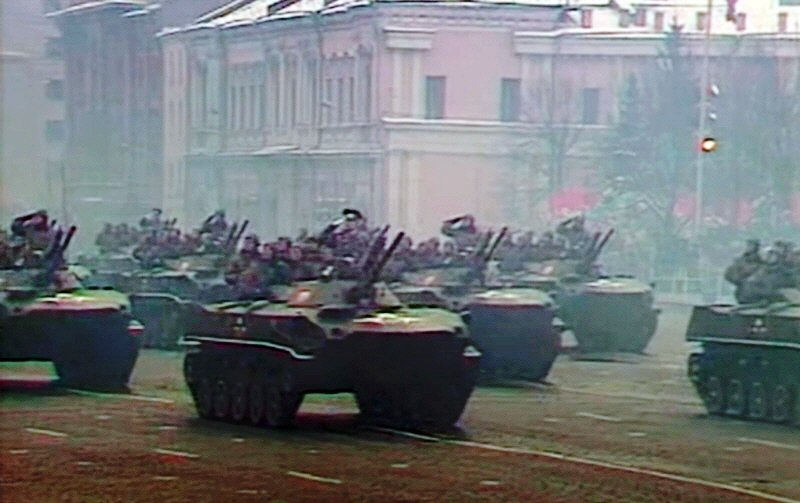 1977년에 벌어진 러시아 혁명 60주년 기념식에 퍼레이드 중인 소련군 기갑부대. 당시 소련은 자타가 인정하던 초강대국이었다. <출처: https://www.youtube.com/watch?v=Q5IvethuPMw 갈무리>