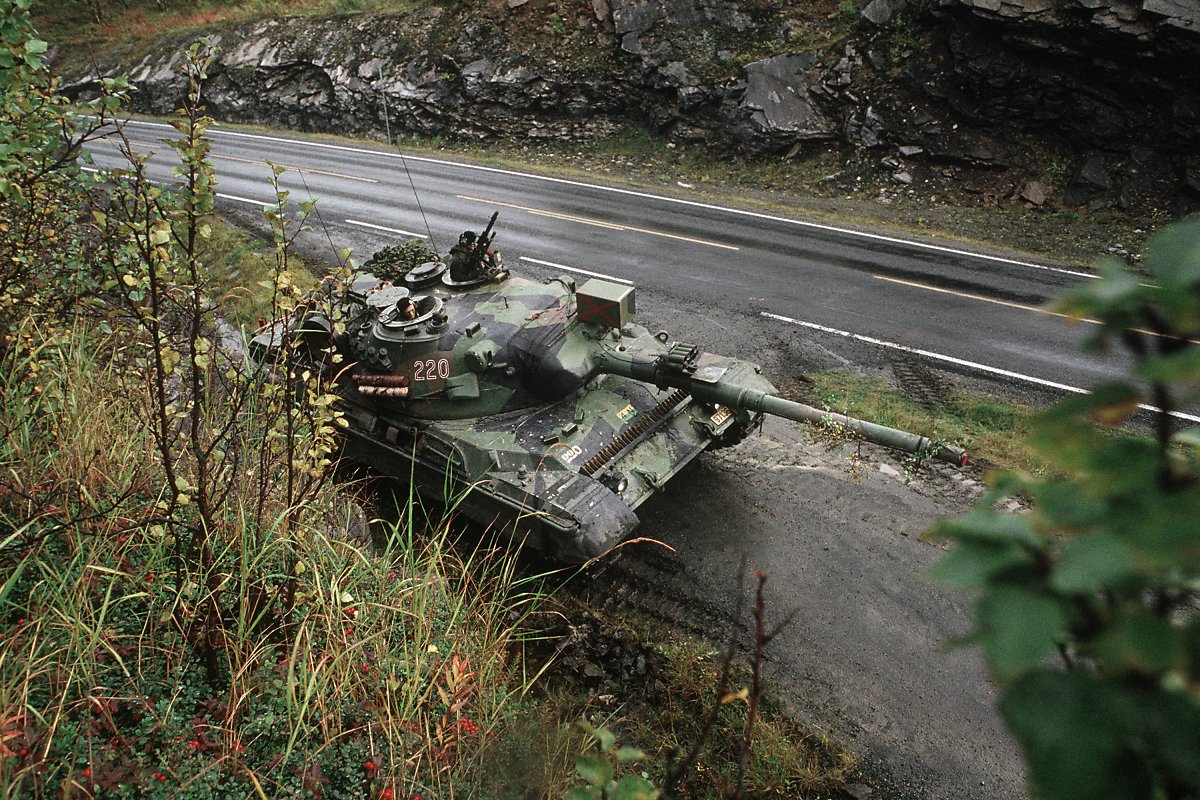 노르웨이 육군의 레오파르트 1A1 형상. 1988년 팀워크(TEAMWORK) 연습 간 촬영된 사진으로, 교전에 앞서 진지를 확보하고 있는 모습이다. (출처: PH2 Milton Savage, UNNR-R/US Army)