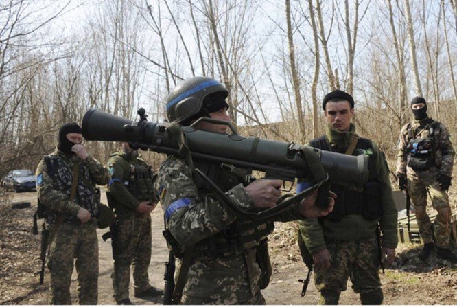 우크라이나군이 Carl Gustaf M4 무반동총을 휴대한 채 돈바스 지역에서 작전에 임하고 있다. <출처 : public domain>