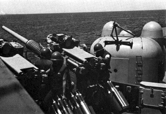 발사 속도가 빠른 Mk.33 3인치 함포는 대공 사격에 유용하지만 대함 사격용으로는 위력이 부족하여 나중에 철거되었다. <출처 : 미 해군>
