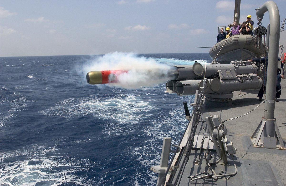 대잠 유도 경어뢰를 발사하는 Mk.32 3연장 발사관은 매우 간단하면서도 가장 효과적인 대잠 무장이다. <출처 : 미 해군>