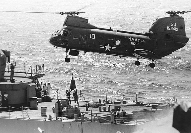 CH-46 헬기로 물자를 보급 받고 있는 디케이터함(DDG-31) <출처 : 미 해군>