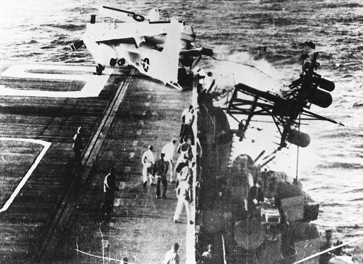 1961년 쿠바 봉쇄작전 도중에 레이크 챔플레인 대잠항모(CVS-39)와 충돌한 디케이터함(DD-936). 충돌 사고로 인해 인명피해는 없었지만 상부 구조물이 크게 부서졌다. <출처 : 미 해군>