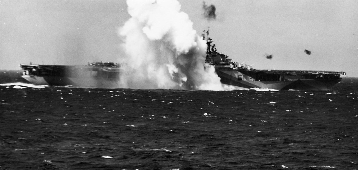 태평양 해전에서 미 해군의 항공모함은 카미카제 공격으로 큰 피해를 입었다. <출처 : 미 해군>