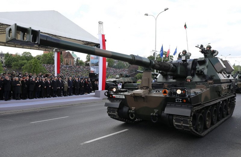 AHS 크라프는 52구경장 155mm 주포를 장착한 폴란드군의 주력 자주포다. < (cc) Sejm RP at Wikipedia.org >