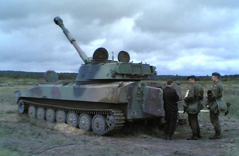 냉전 시기에 폴란드군이 400여 문 가까이 보유했던 소련제 122mm 2S1 자주포. 현재도 200문 정도 사용 중이나 주포가 NATO 규격이 아닌 데다 노후되어 순차적으로 교체되는 중이다. < Public Domain >