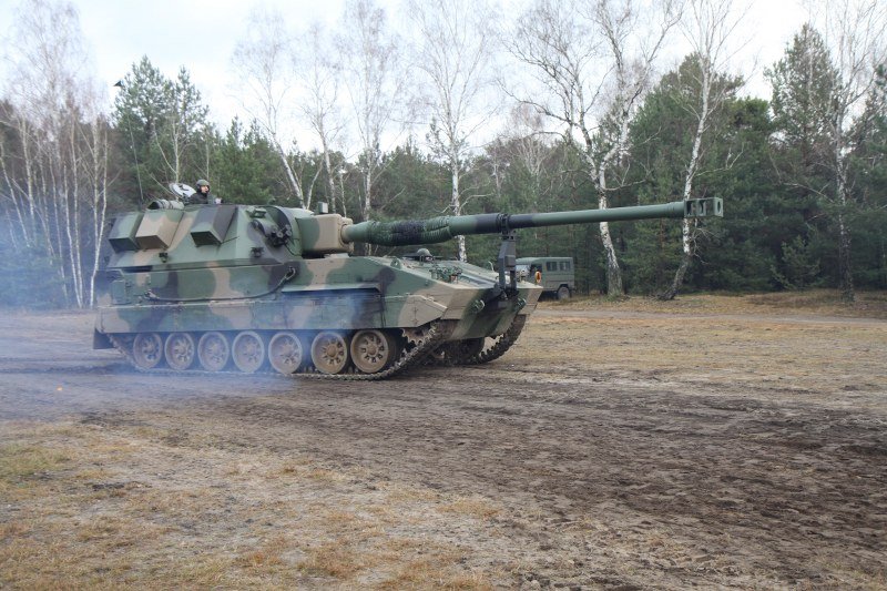 폴란드산 UPG-NG 차체를 사용한 초기형 AHS 크라프. 총 8대가 제작되었는데 이 또한 K-9 차체로 교체할 예정이다. < (cc) Ministerstwo Obrony Narodowej at Wikipedia.org >
