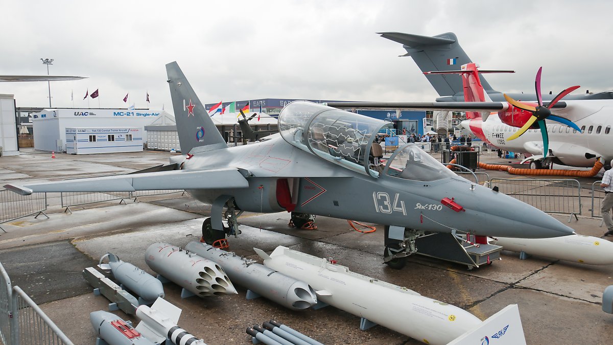 2013년 6월, 파리 르부르제(Le Bourget) 에어쇼에 출품된 러시아 공군 야크-130 및 운용 가능 무장. 야크-130은 측면으로 캐노피가 열리도록 설계됐다. (출처: Julian Herzog/Wikimedia Commons)