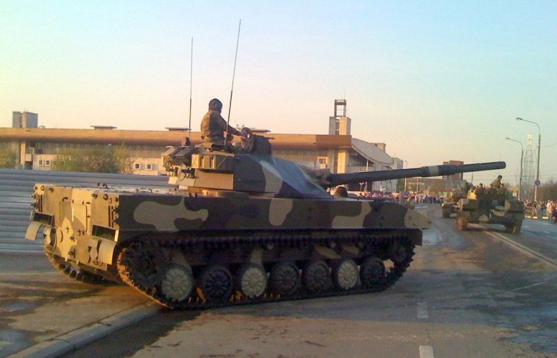 2S25는 방어력이 빈약해 전차 역할을 담당하기는 어려우나 대전차공격은 가능한 공격력을 보유했다. 그래서 자주대전차포로 구분된다. < (cc) Alexey at Wikimedia.org >