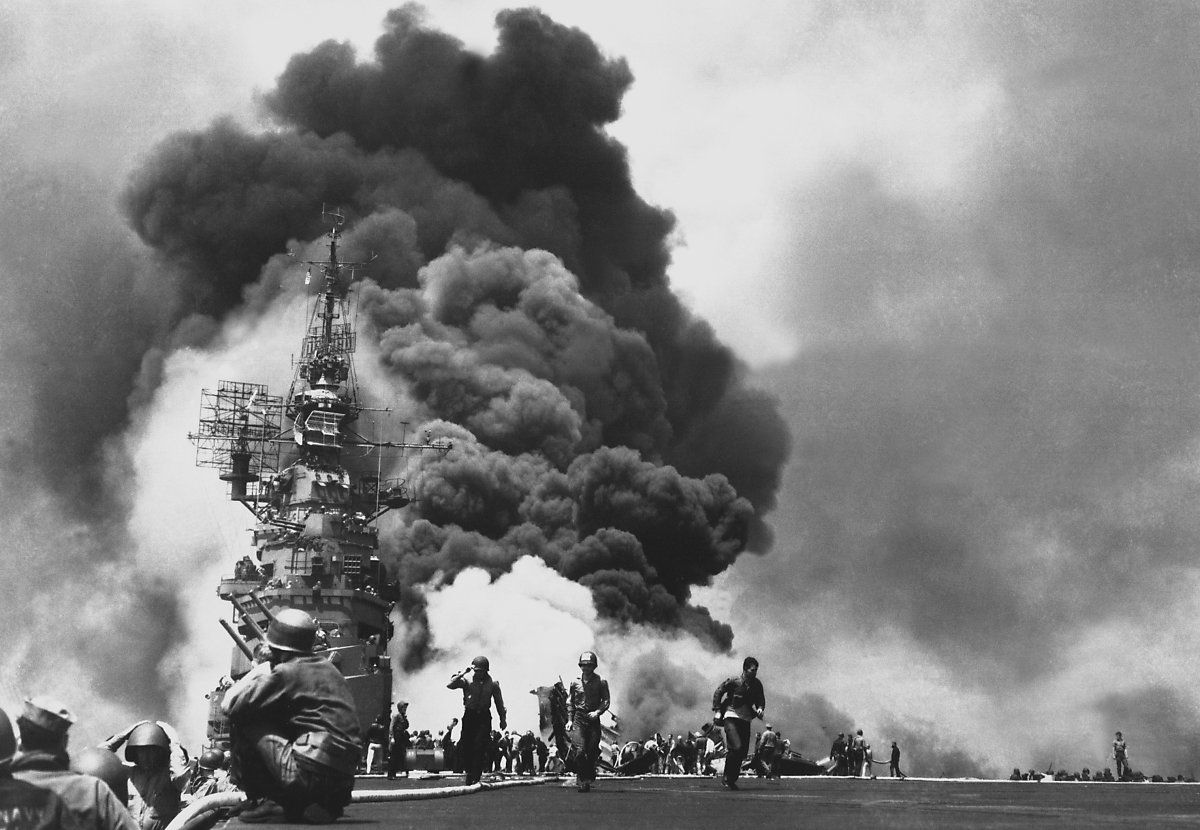 필리핀 상륙을 앞두고 치른 레이테 해전에서 미 해군은 가미카제 공격으로 큰 피해를 입었다. <출처 : 미 해군>