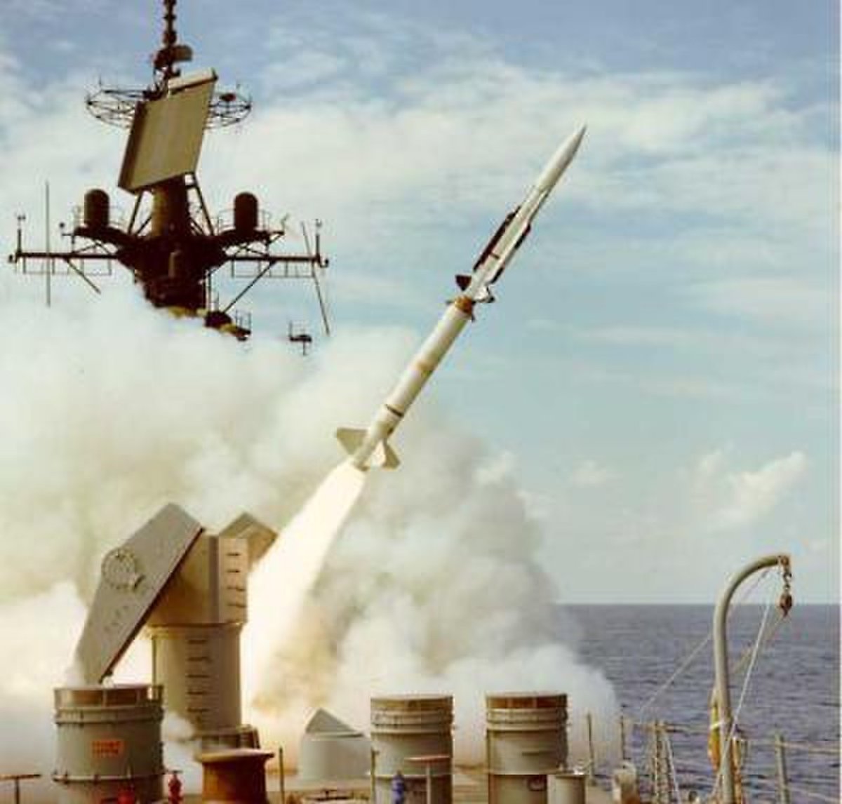 RIM-67 스탠더드 ER 함대공 미사일은 외관상 테리어 미사일과 비슷하지만 속도와 사거리가 대폭 향상되었다. <출처 : 미 해군>