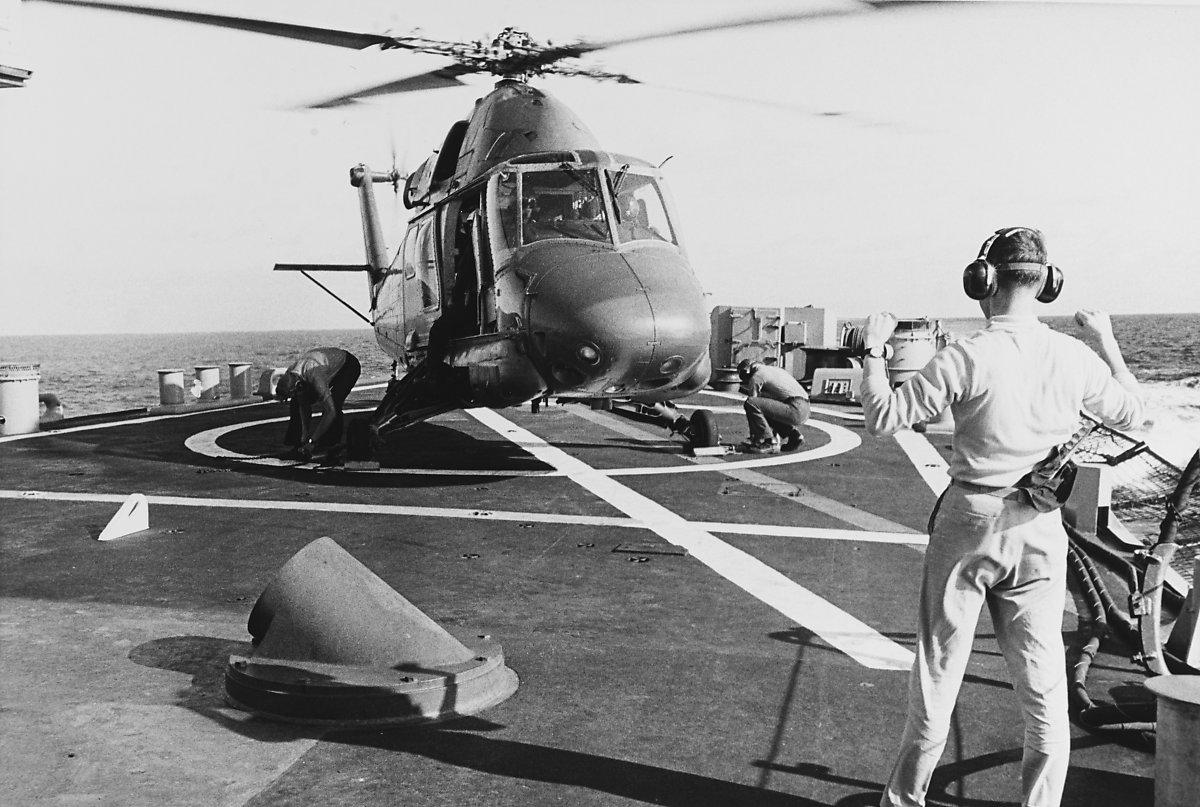 쿤츠급은 헬기 격납고가 없지만 헬기가 내릴 수 있는 비행갑판은 마련되어 있다. <출처 : 미 해군>