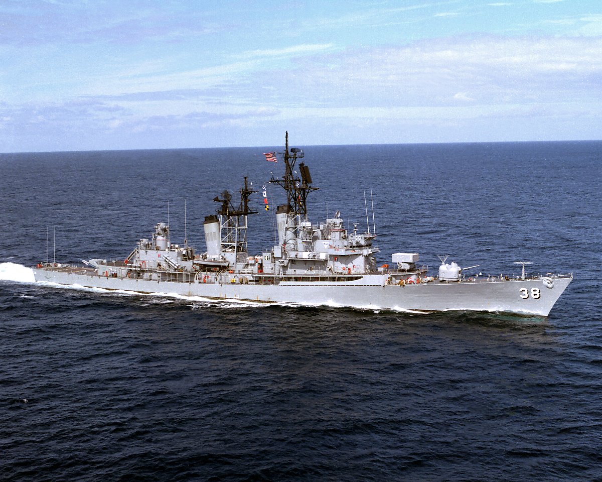 쿤츠급 미사일 구축함의 2번 함인 루스함(DDG-38) <출처 : 미 해군>