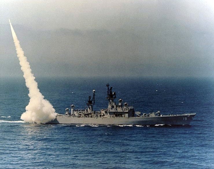 함미의 Mk.10 발사기로 RIM-2 테리어 함대공 미사일을 발사하는 데일함(CG-19) <출처 : 미 해군>