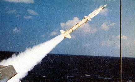 방공함인 벨냅급 미사일 순양함의 주 무장은 RIM-2 테리어 함대공 미사일이다. <출처 : 미 해군>