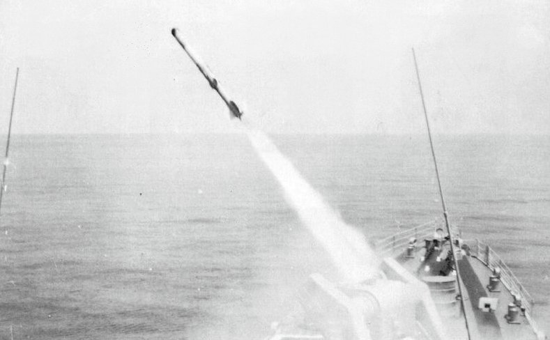 벨냅급의 Mk.10 Mod. 7 연장 발사기는 함대공 미사일과 더불어 RUR-5 ASROC 대잠 로켓도 발사 가능하다. <출처 : 미 해군>