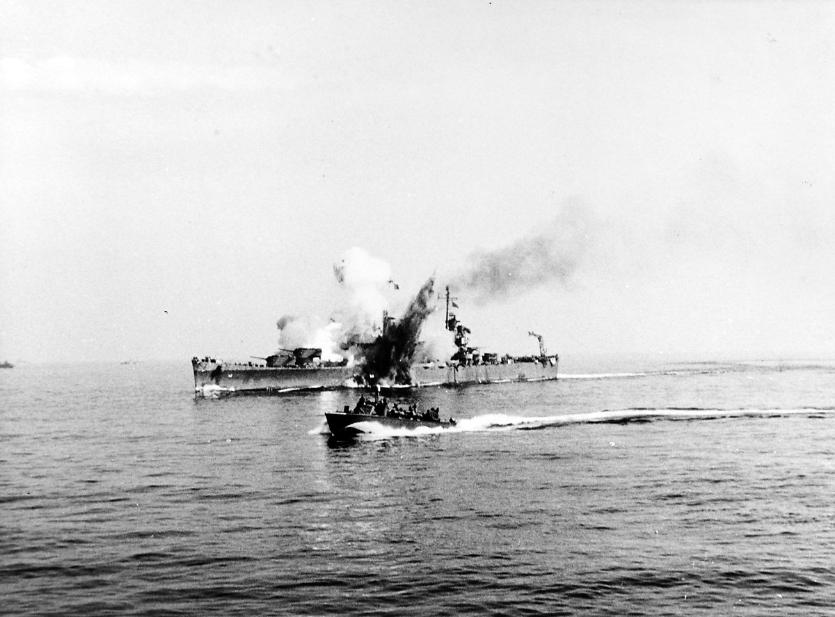 미 해군의 서배너(Savannah) 경순양함은 독일군의 비밀 병기인 유도 폭탄의 공격을 받아 크게 파손되었다. <출처 : 미 해군>
