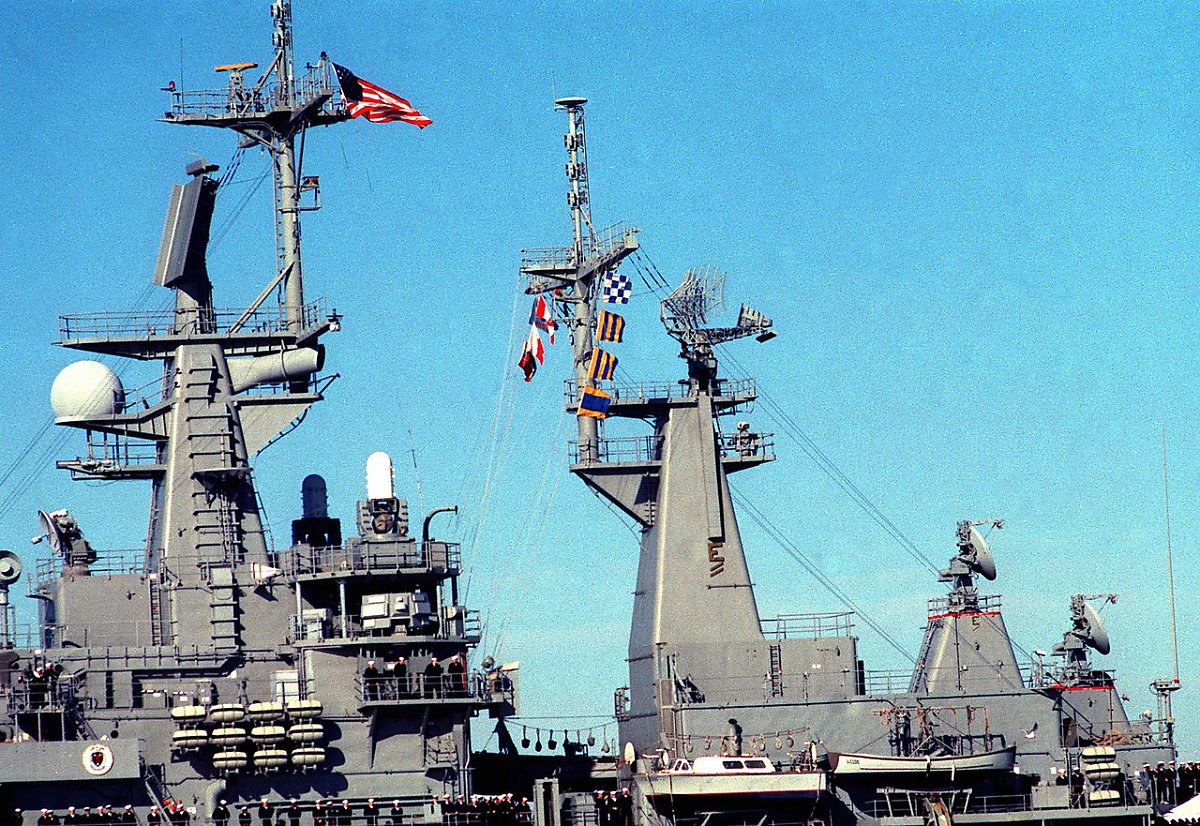 버지니아급의 마스트는 각진 형태의 독특한 구조를 가지고 있다. <출처 : 미 해군>