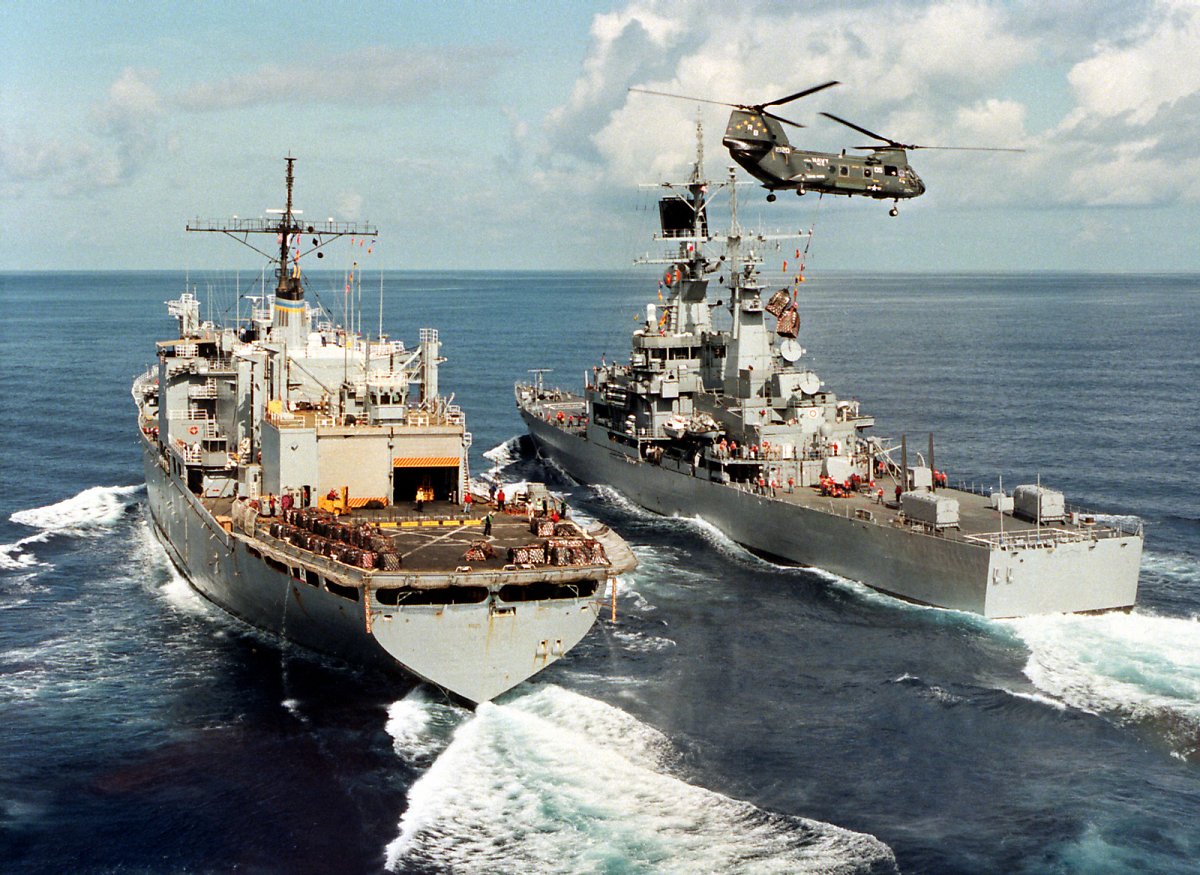 CH-46D 헬기를 이용하여 재보급을 받고 있는 아칸소함(CGN-41). 버지니아급은 연료 재보급이 필요하지 않지만 식량, 탄약과 같은 물품은 계속 보급을 받아야 작전 수행이 가능하다. <출처 : 미 해군>