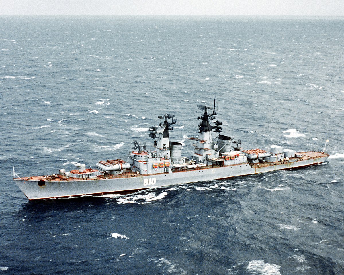 다양한 미사일로 중무장한 소련의 수상전투함은 미 해군에 큰 위협을 주었다. 사진은 킨다급 순양함. <출처 : 미 해군>